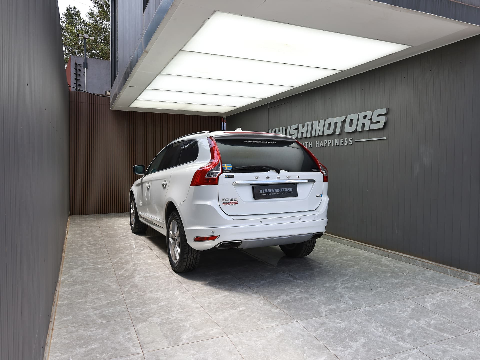 2016 Volvo XC60 R-DESIGN D4 image-4