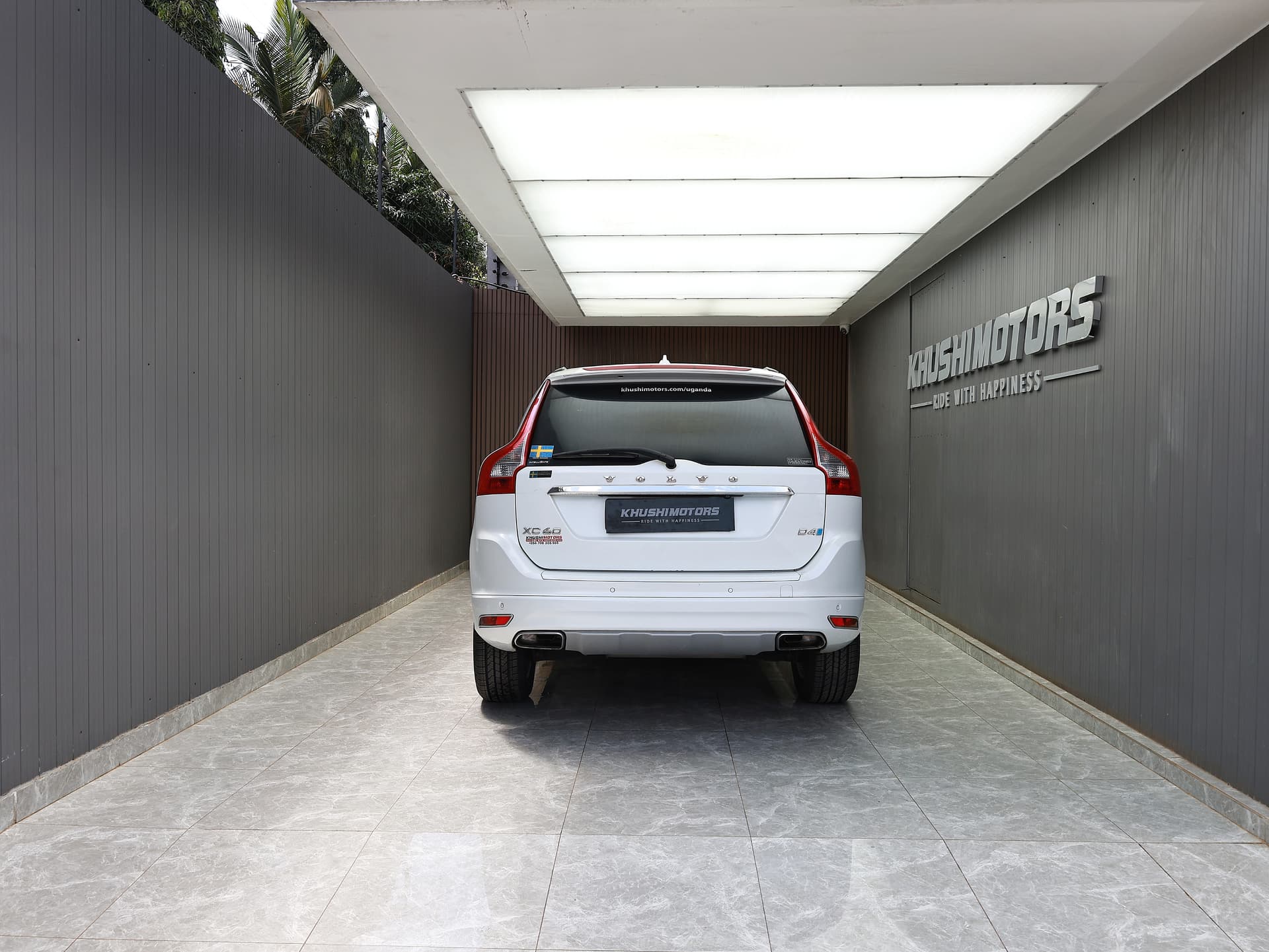 2016 Volvo XC60 R-DESIGN D4 image-5