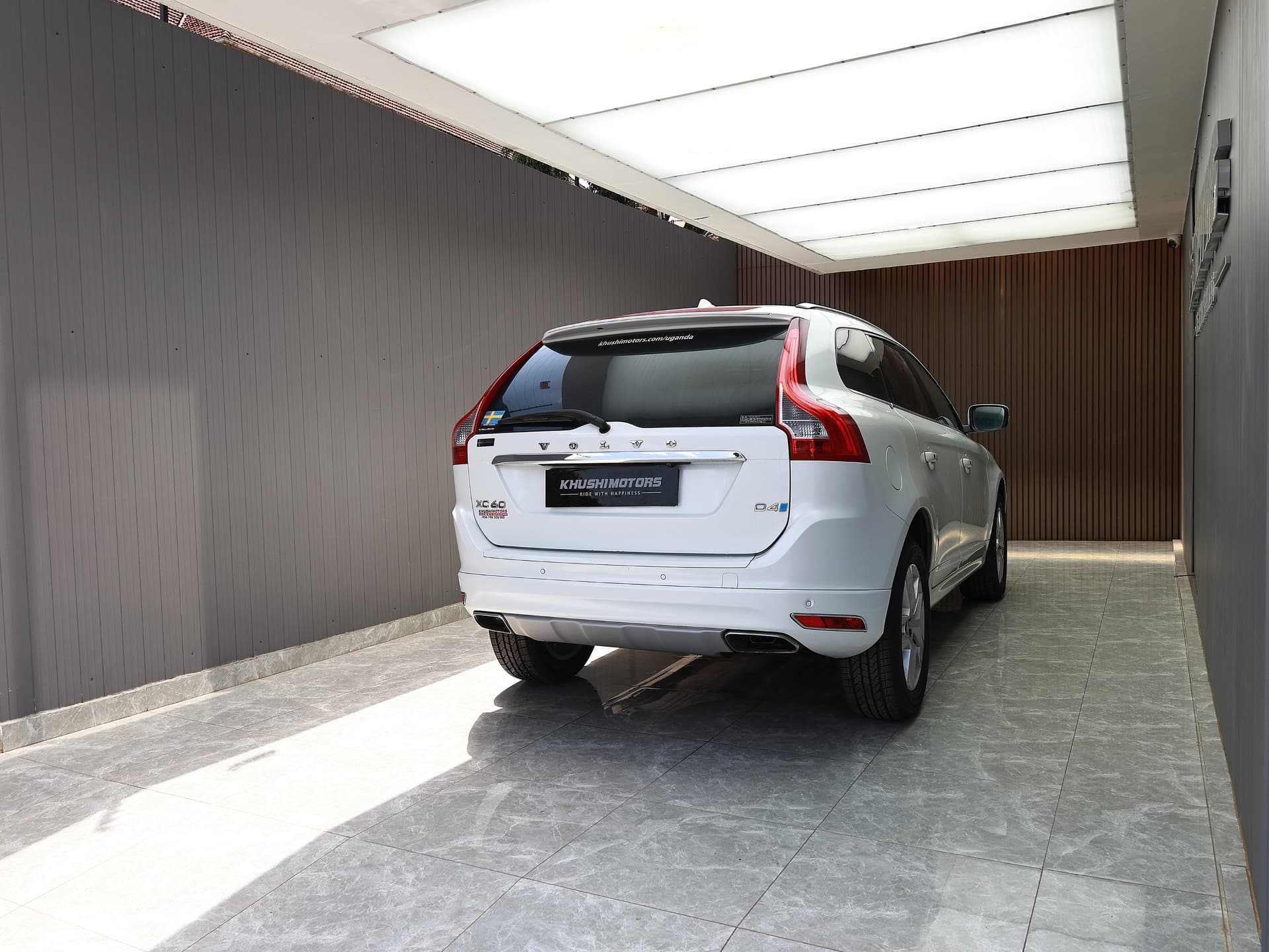 2016 Volvo XC60 R-DESIGN D4 image-6