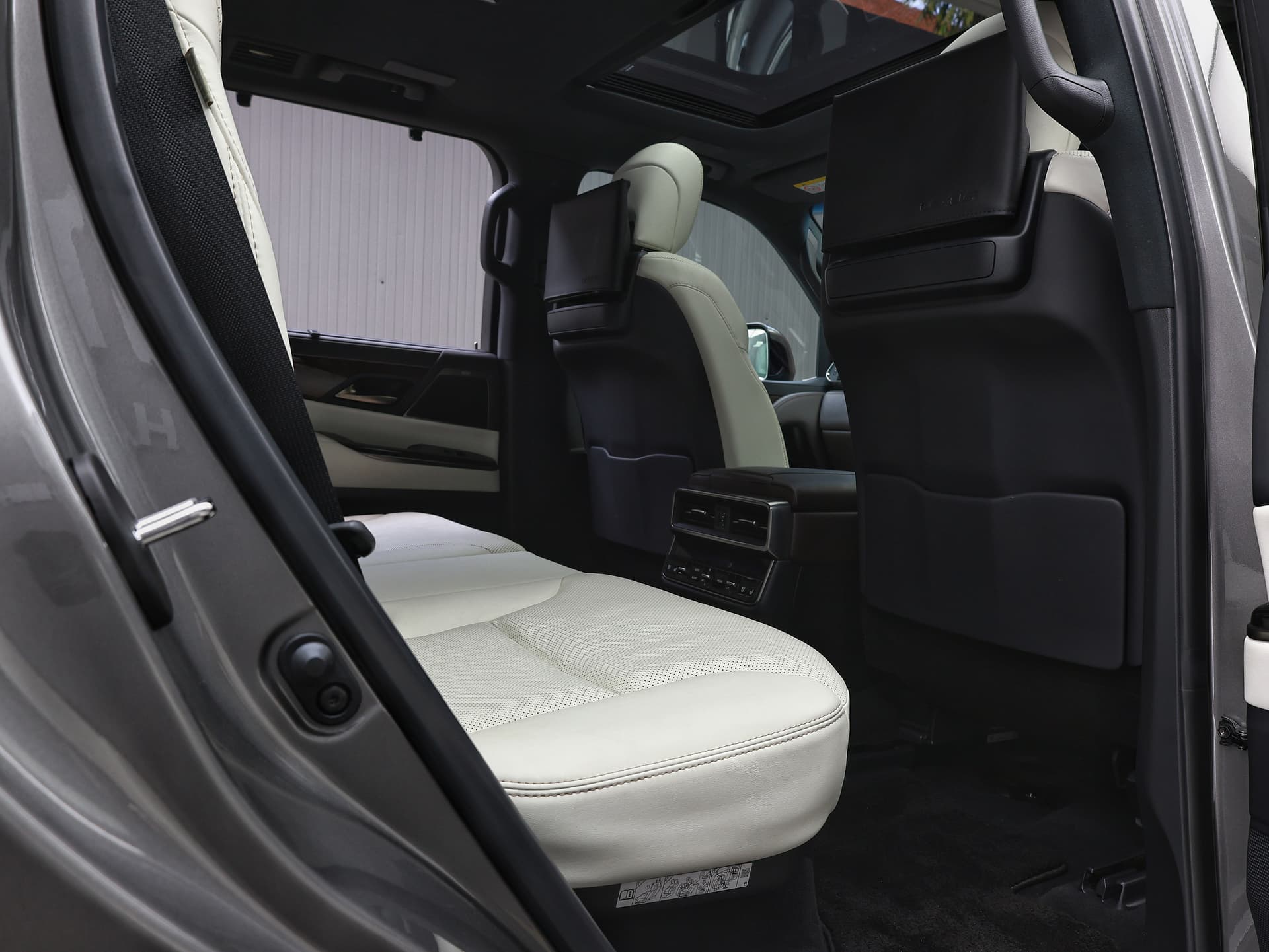 2023 Lexus Lx500d image-13
