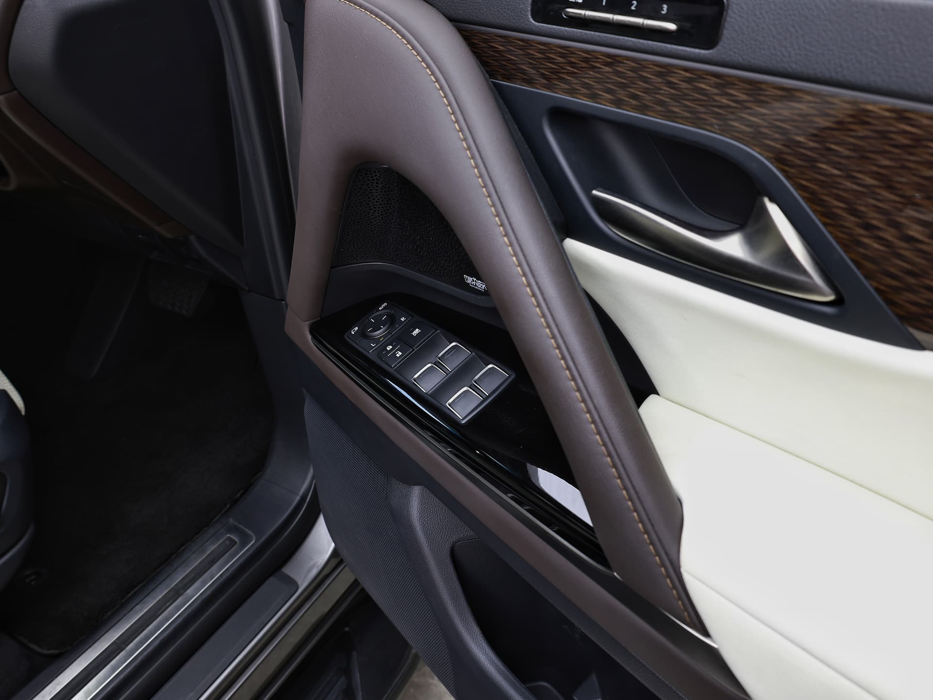 2023 Lexus Lx500d image-12