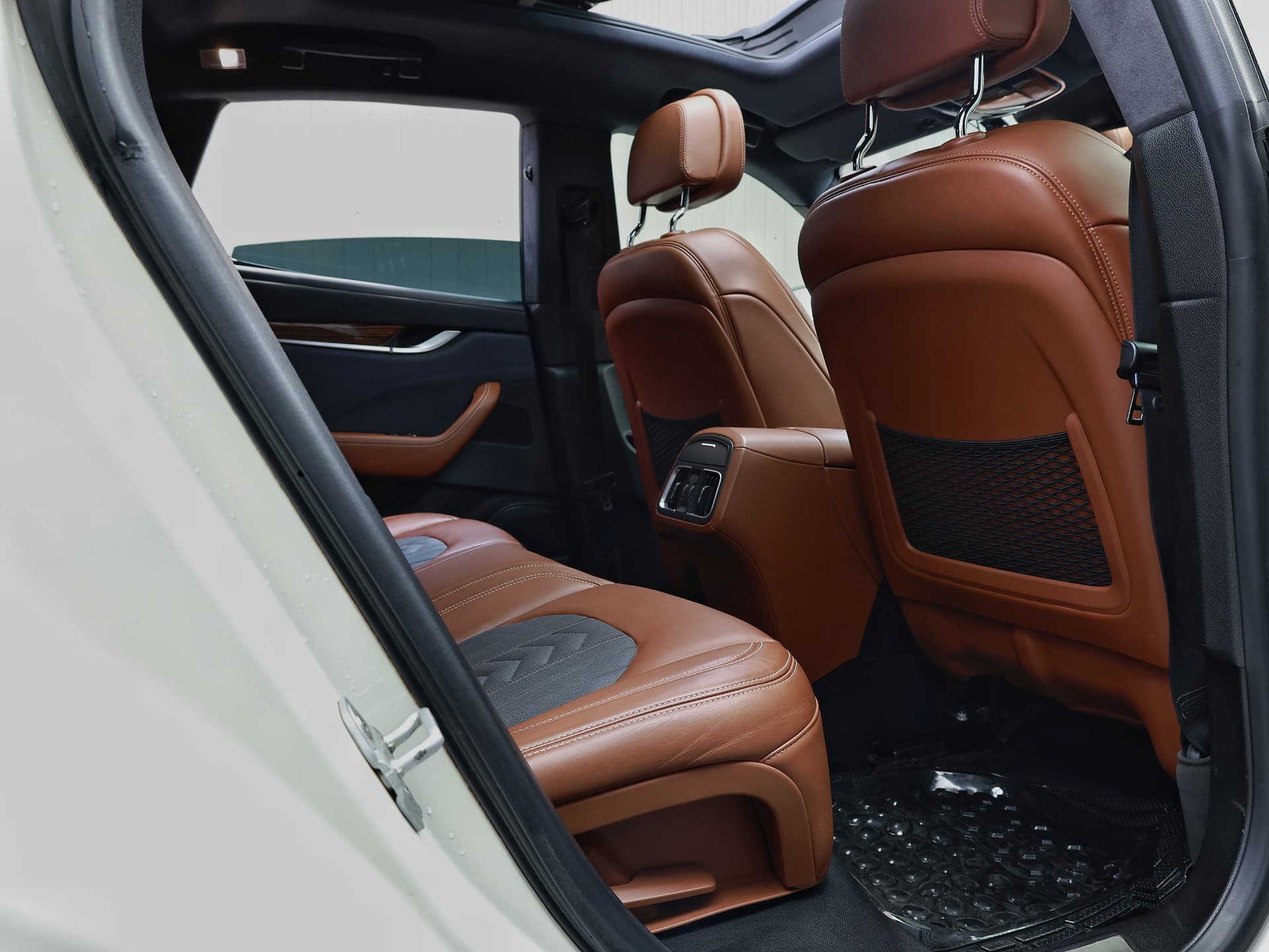 2018 Maserati Levante image-12