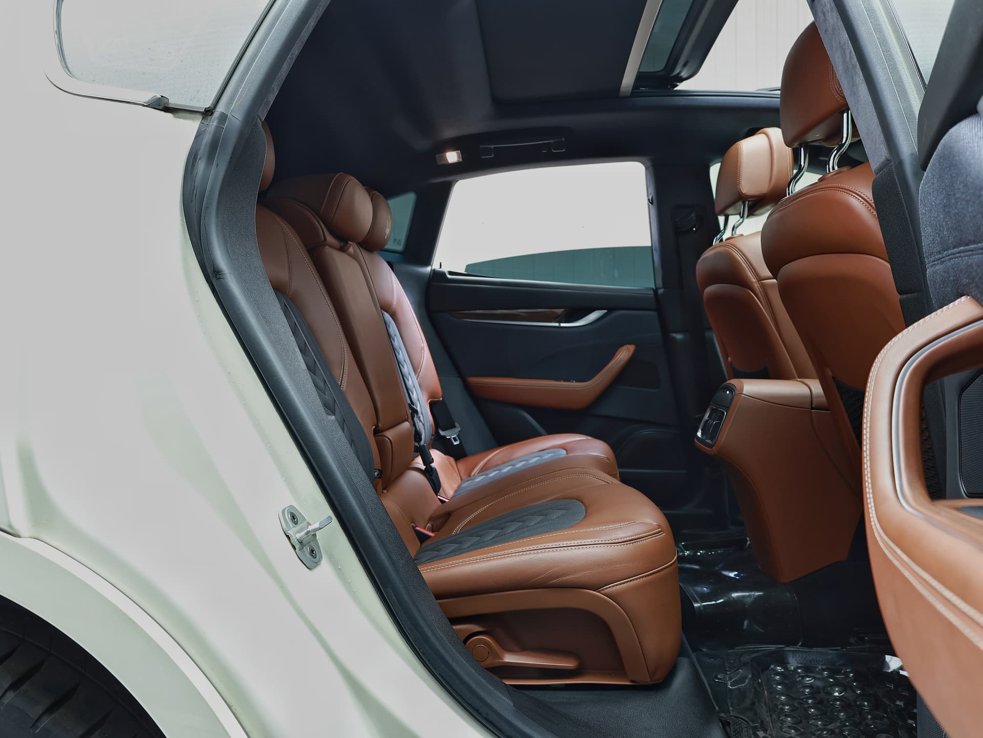 2018 Maserati Levante image-13