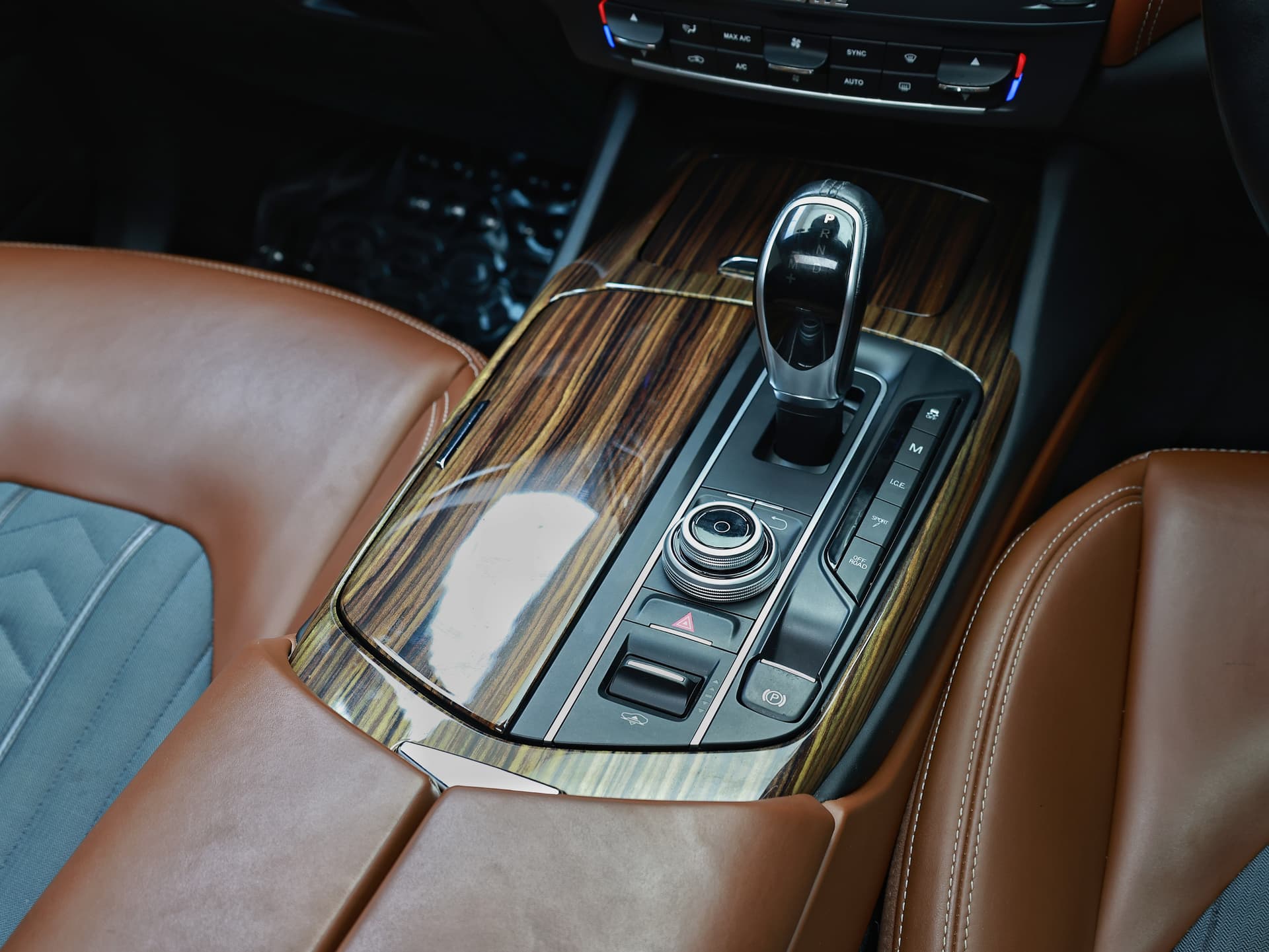 2018 Maserati Levante image-11