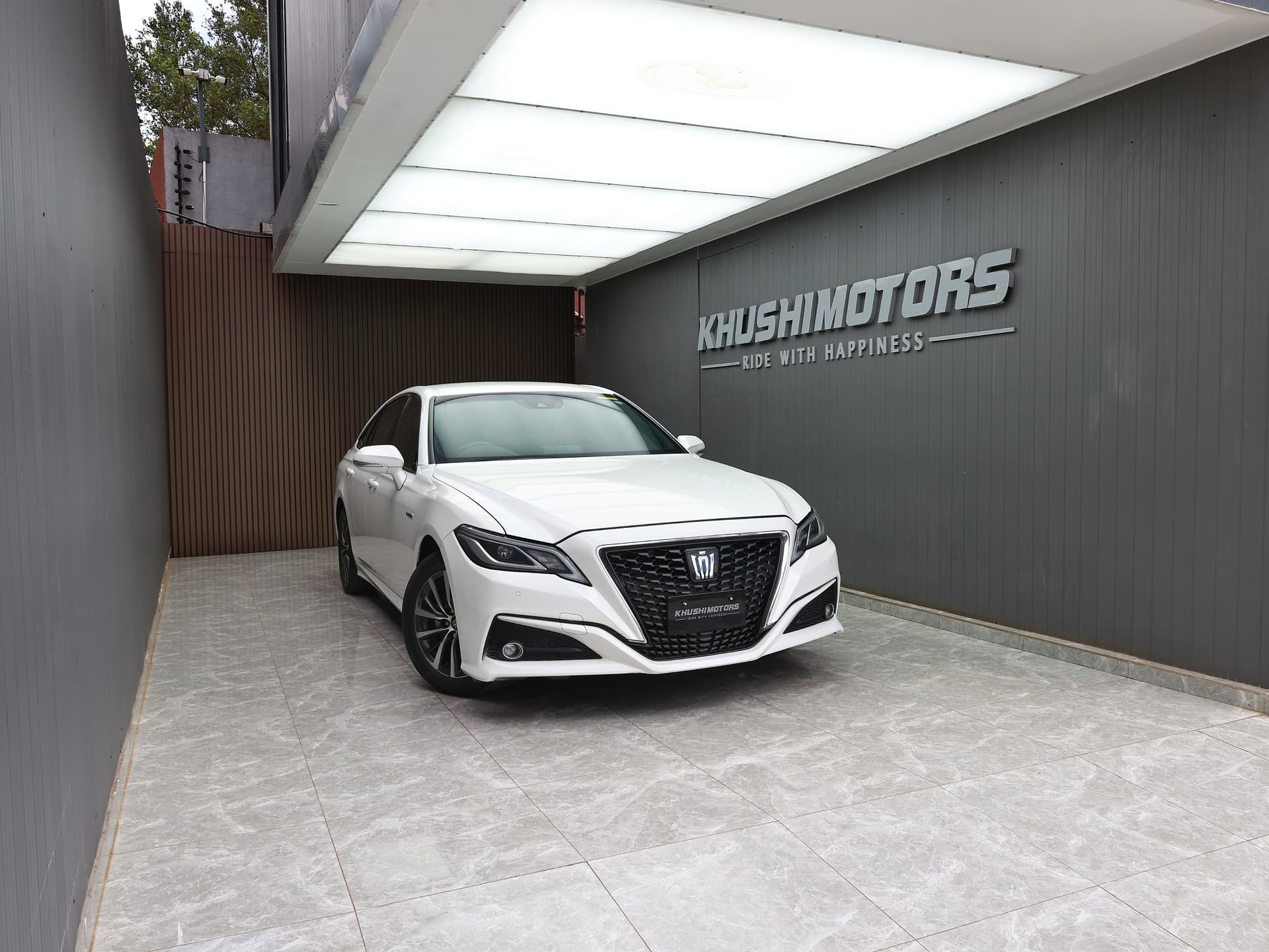 2018 Toyota Crown image-1
