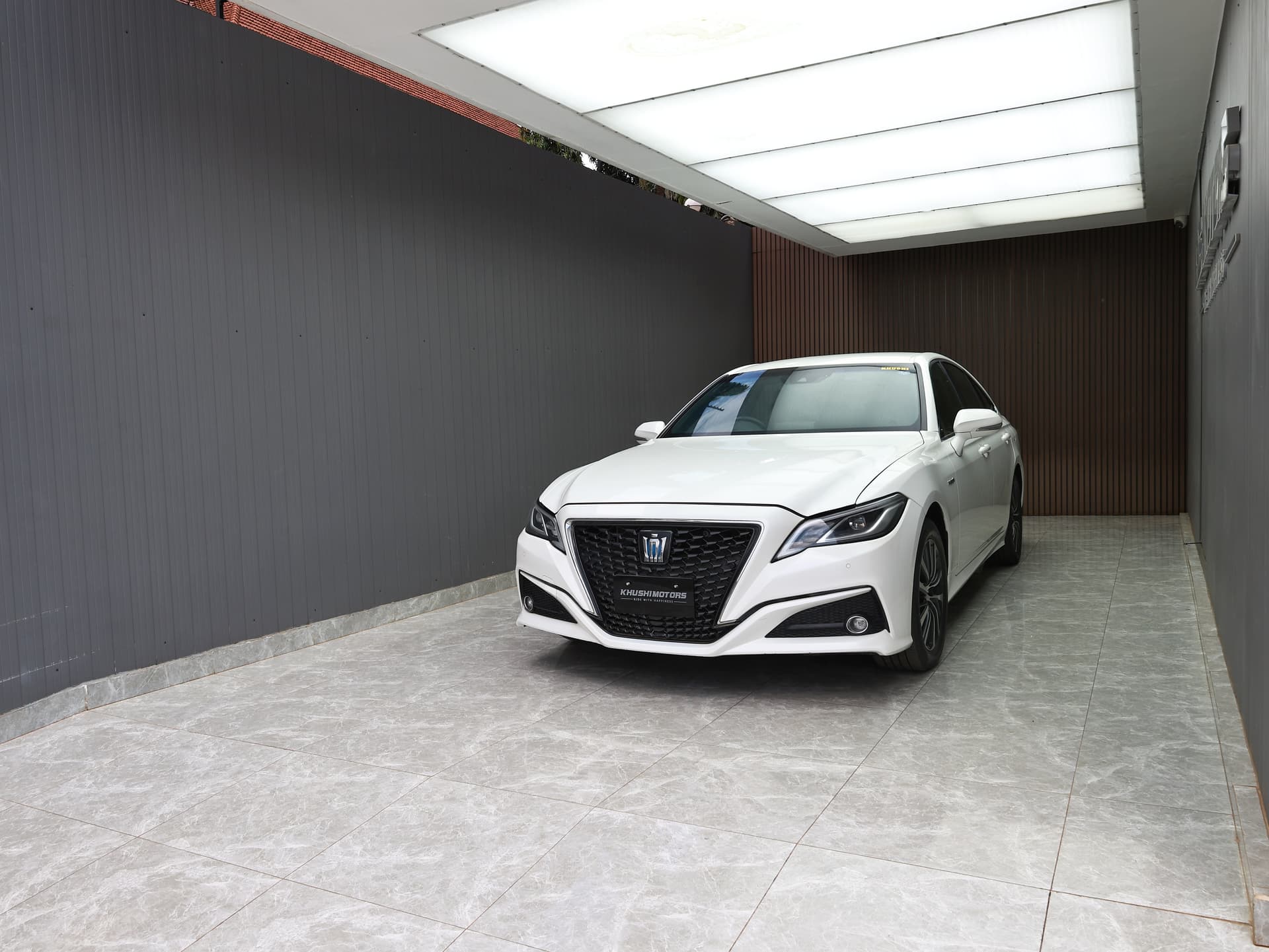 2018 Toyota Crown image-3