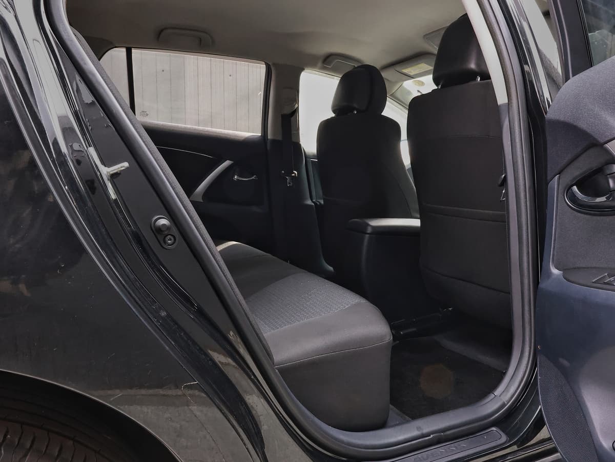 2012 Toyota Avensis Xi image-13