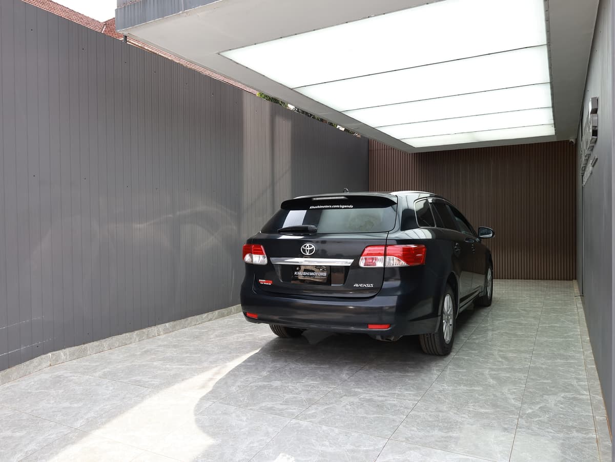 2012 Toyota Avensis Xi image-4