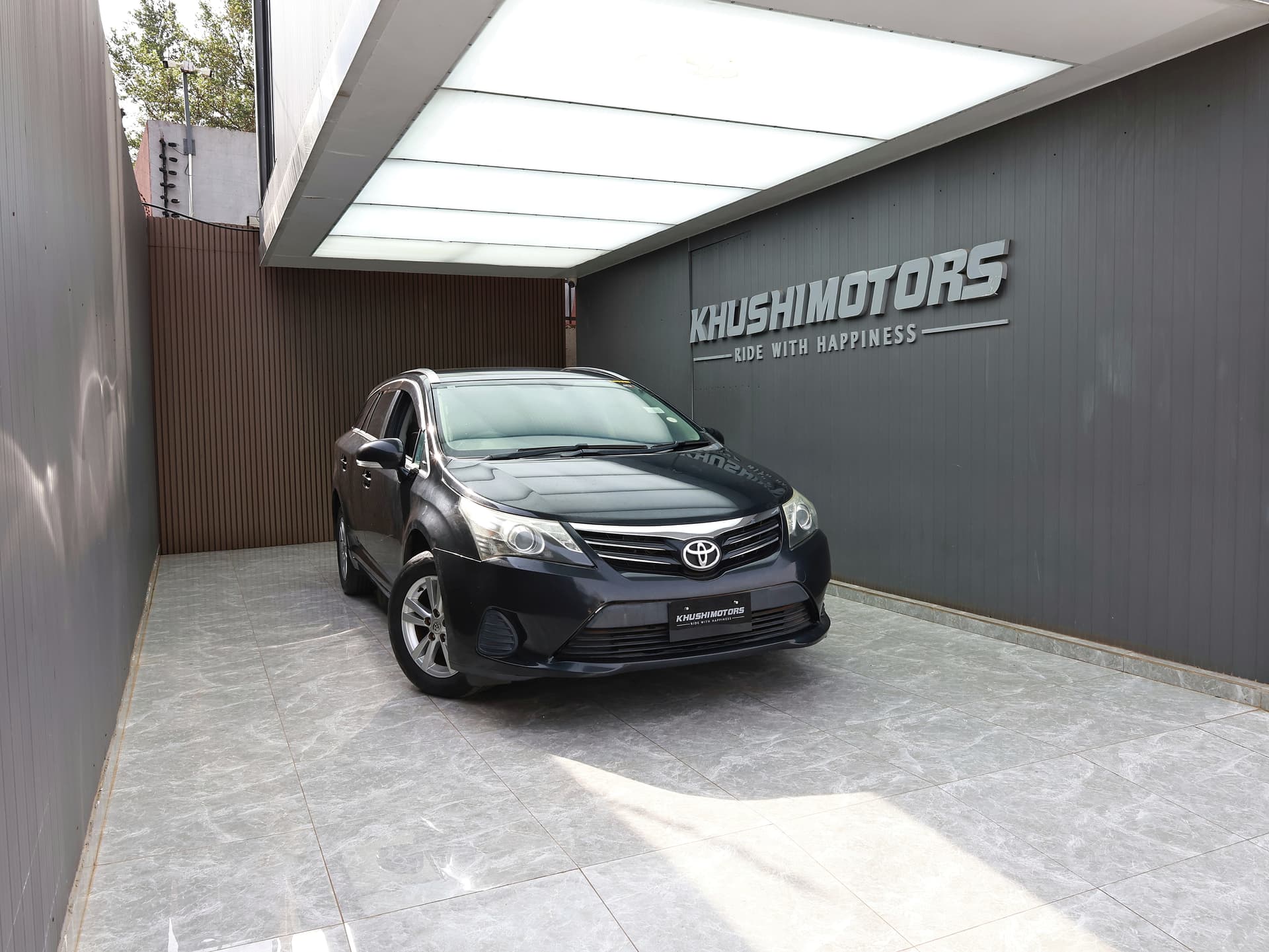 2012 Toyota Avensis Xi image-1