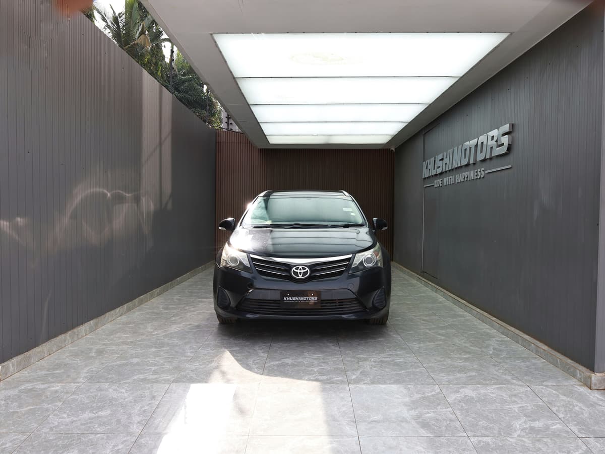 2012 Toyota Avensis Xi image-2
