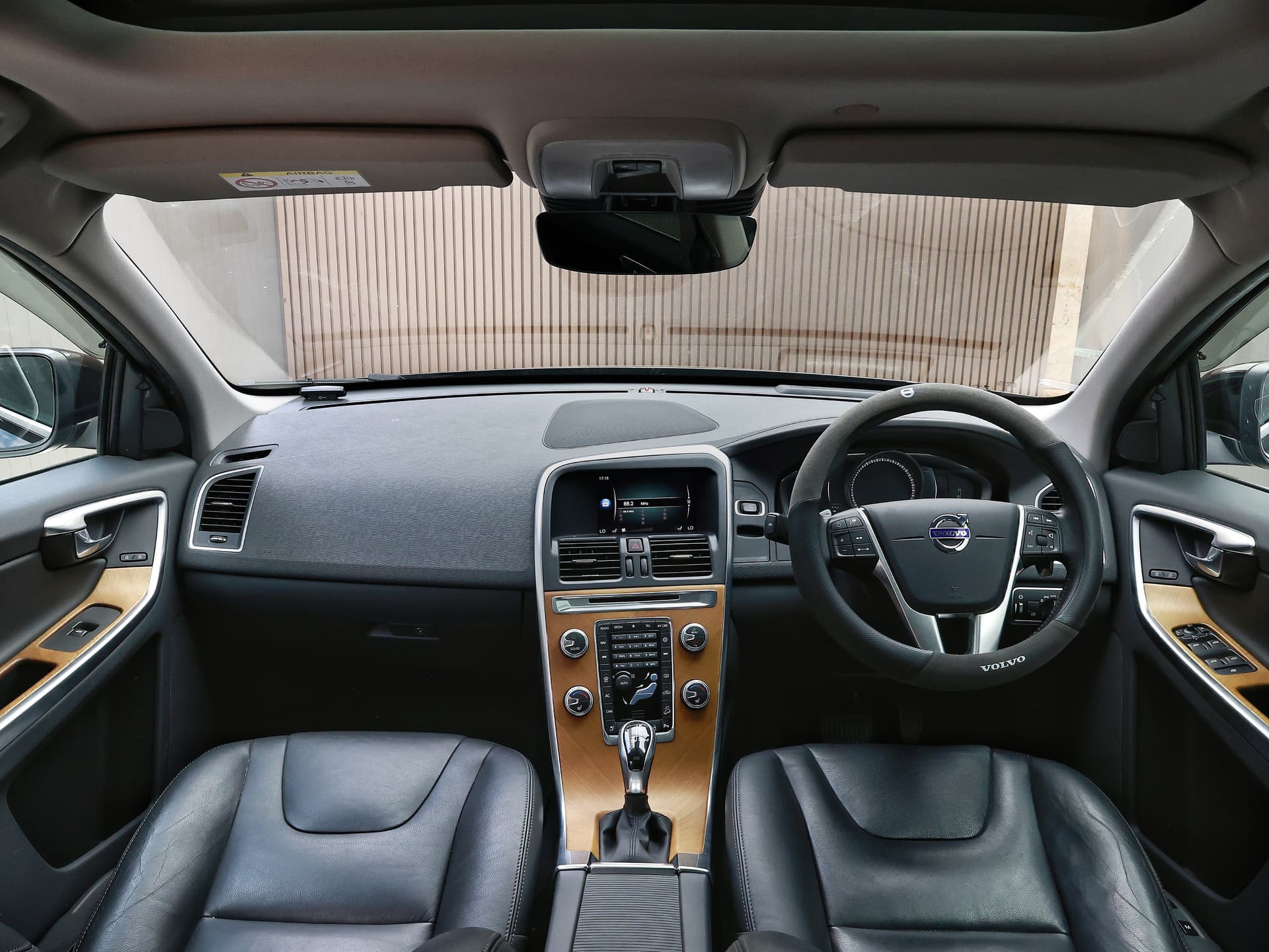 2017 Volvo XC60 T5 AWD CLASSIC image-6