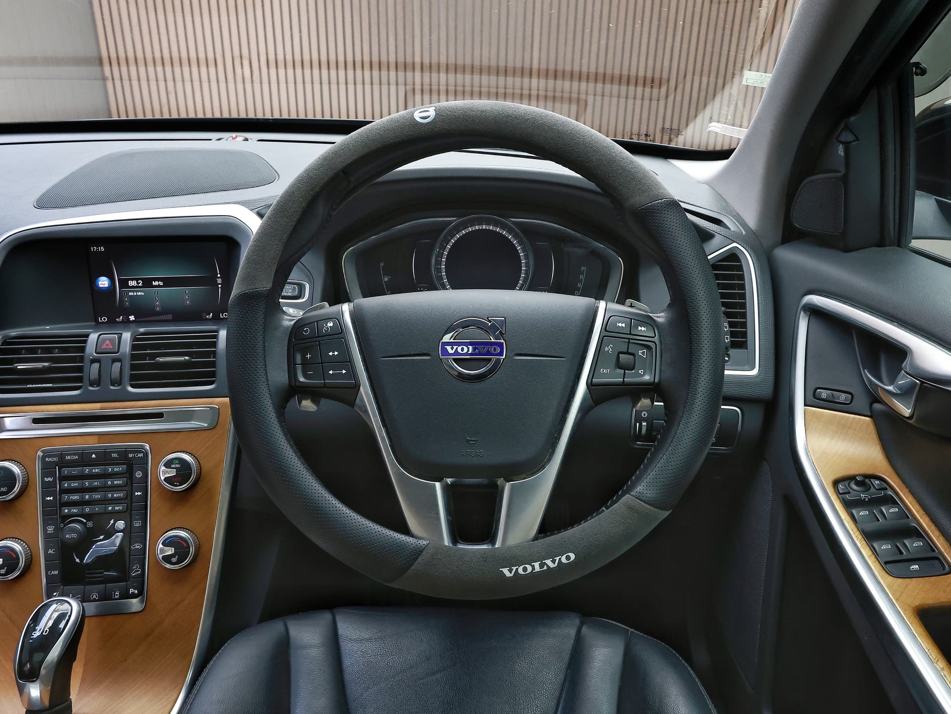 2017 Volvo XC60 T5 AWD CLASSIC image-8
