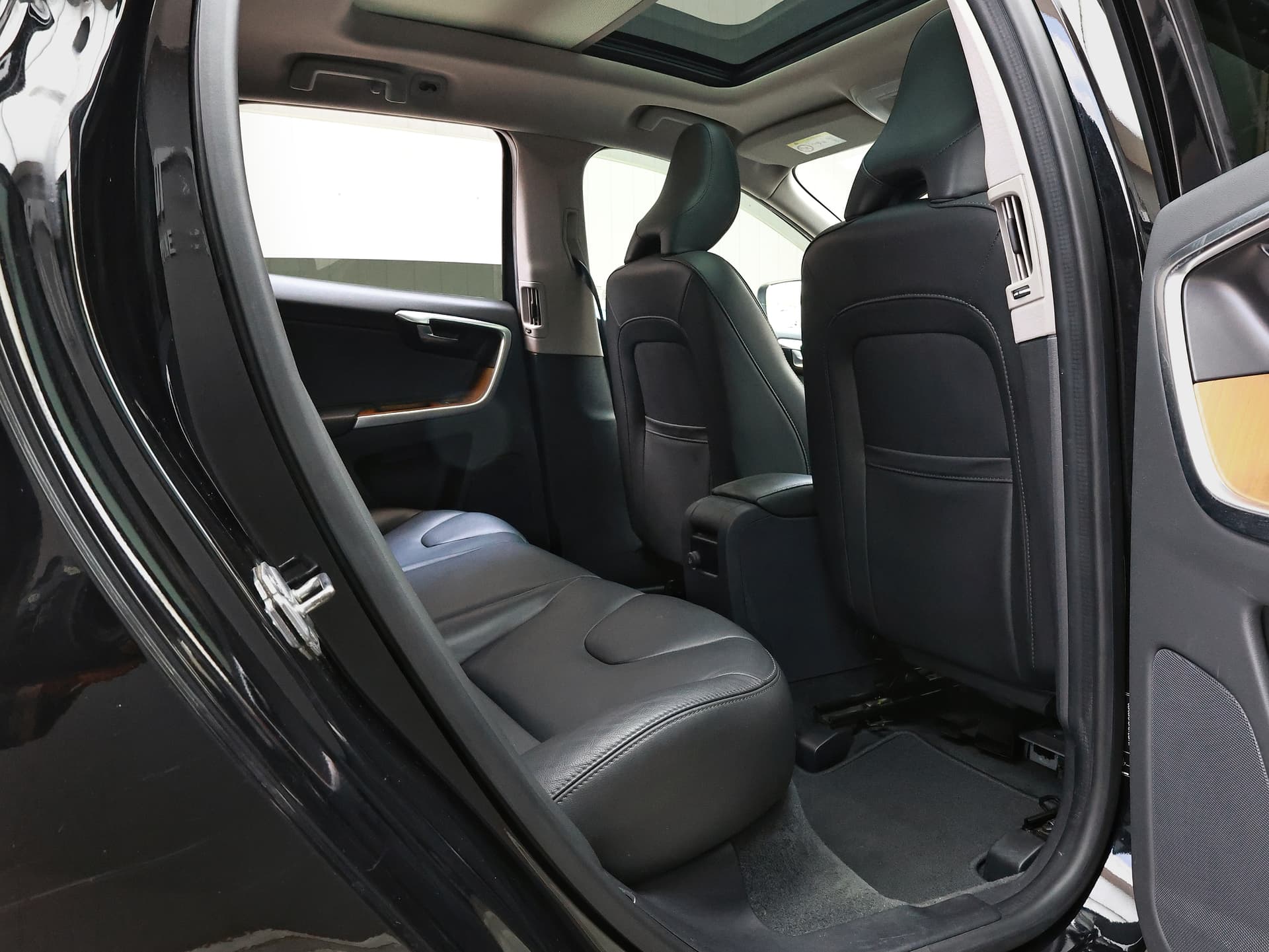 2017 Volvo XC60 T5 AWD CLASSIC image-11