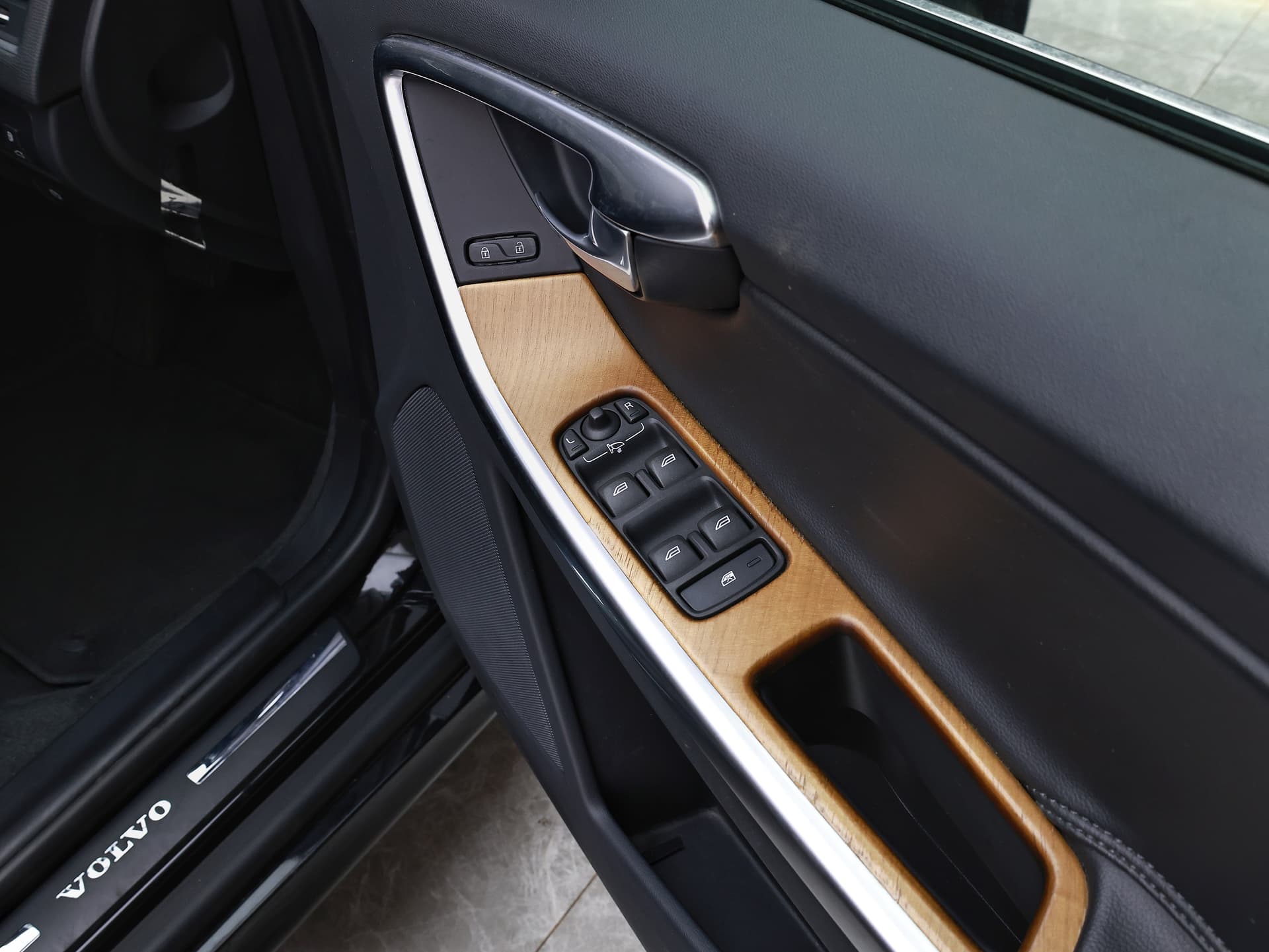 2017 Volvo XC60 T5 AWD CLASSIC image-13
