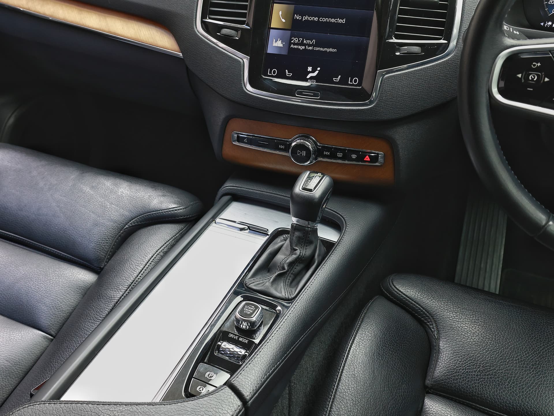 2017 Volvo XC90 T5 AWD MOMENTUM image-11