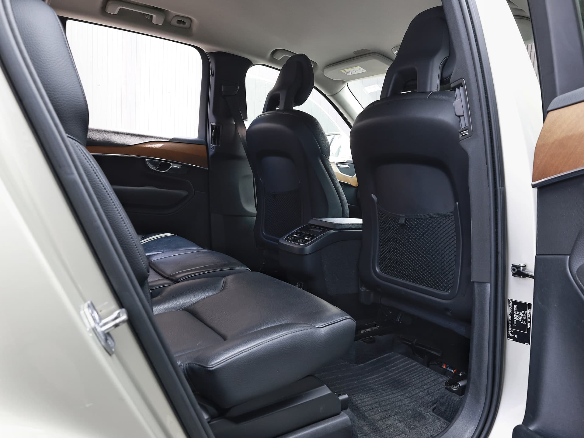 2017 Volvo XC90 T5 AWD MOMENTUM image-13