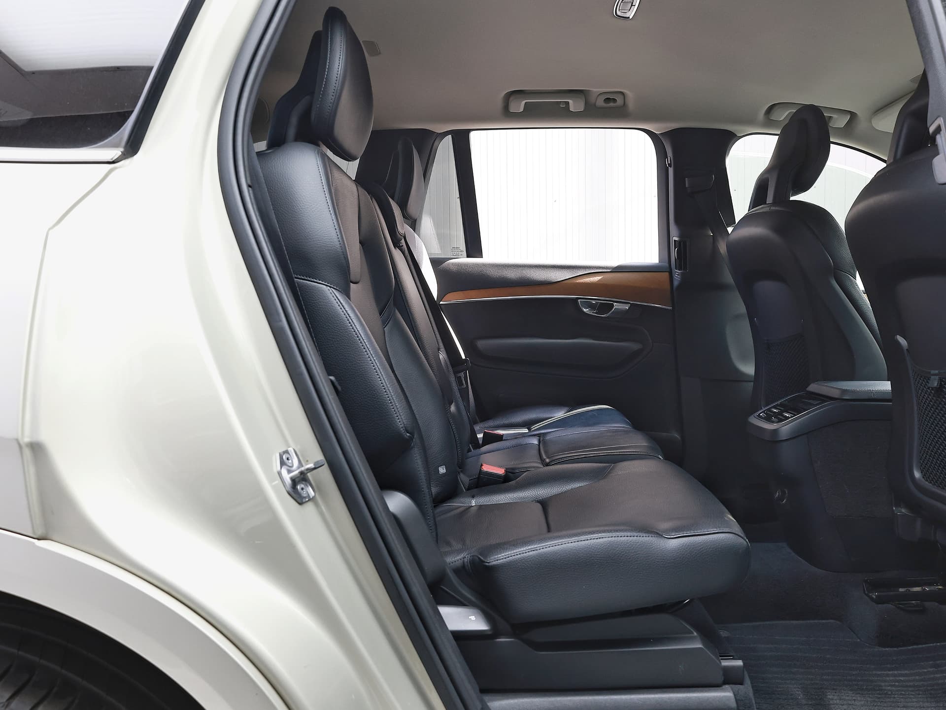 2017 Volvo XC90 T5 AWD MOMENTUM image-14