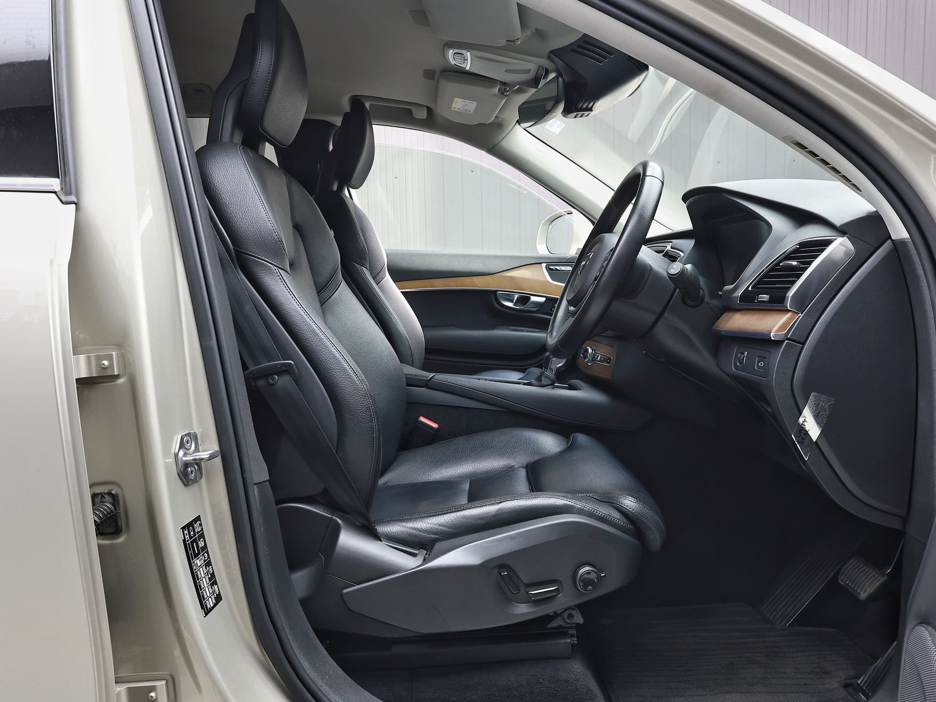 2017 Volvo XC90 T5 AWD MOMENTUM image-7
