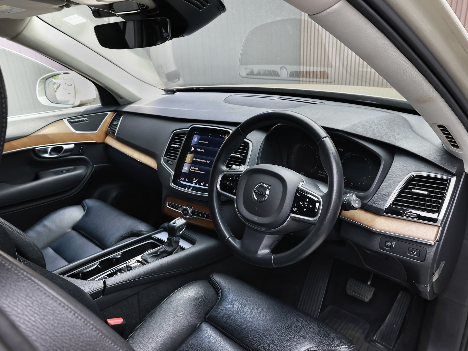 2017 Volvo XC90 T5 AWD MOMENTUM image-9