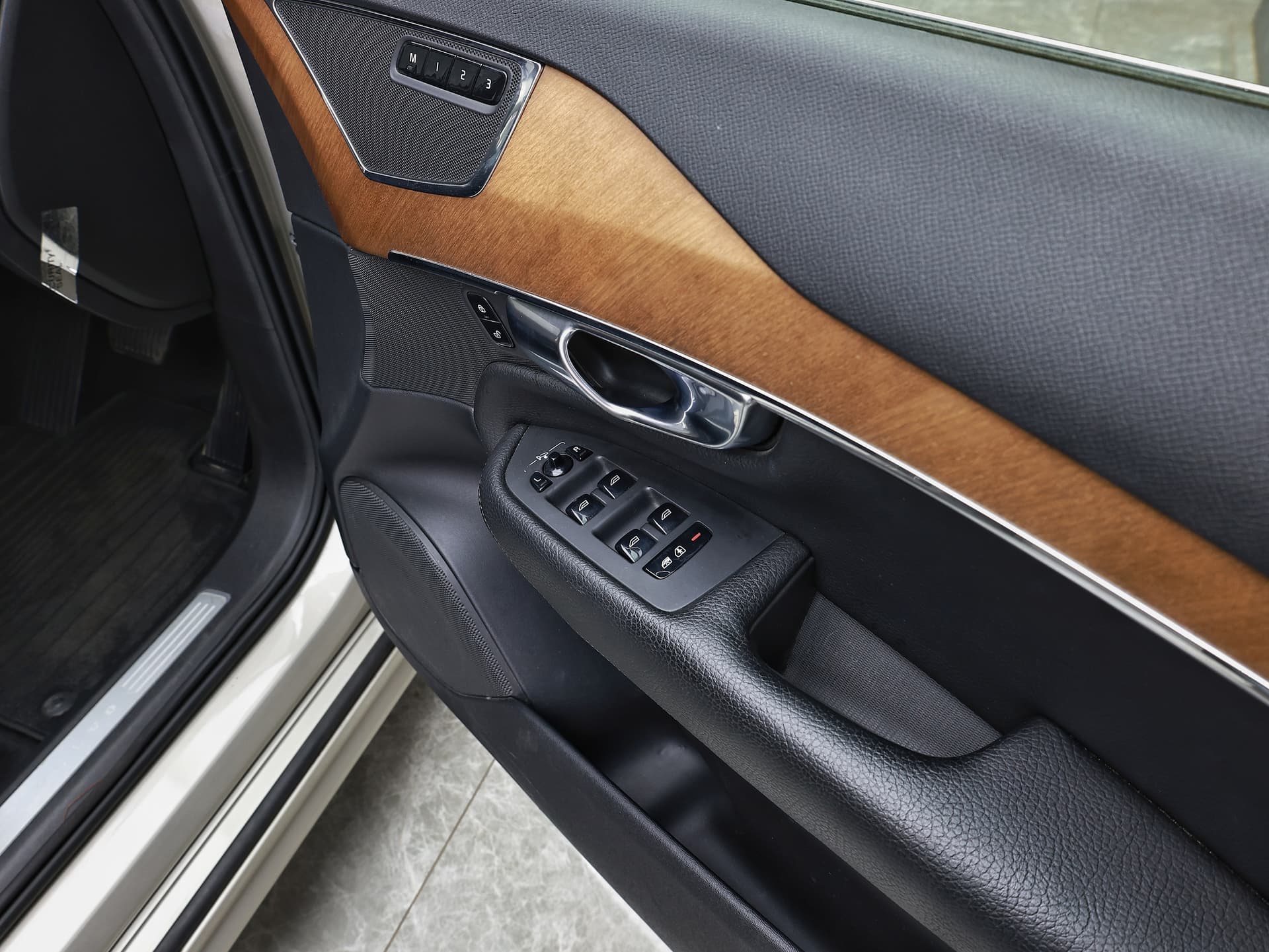 2017 Volvo XC90 T5 AWD MOMENTUM image-12