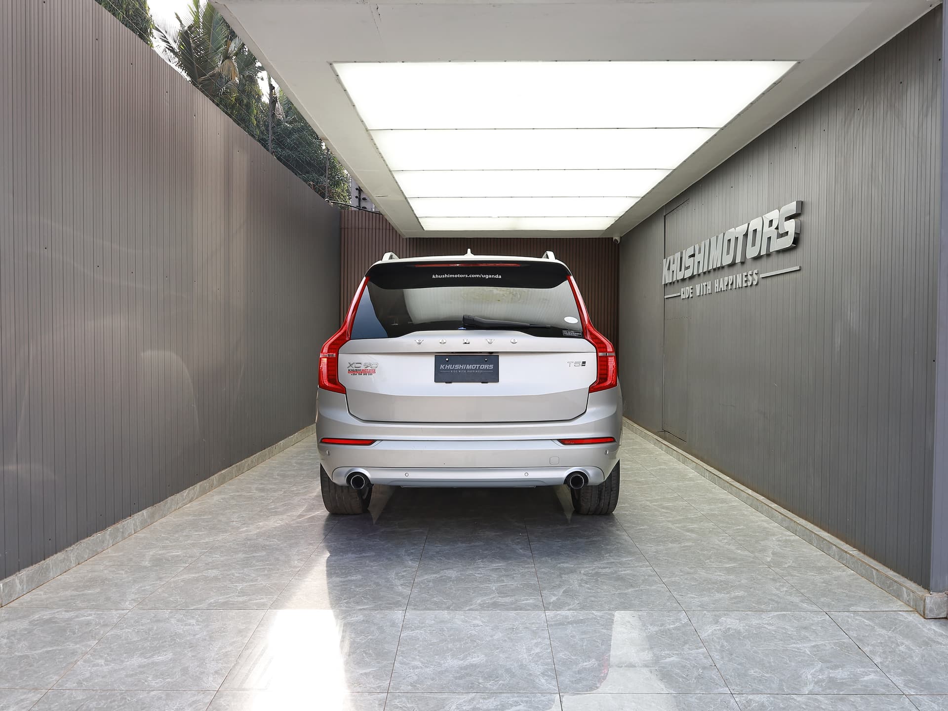 2017 Volvo XC90 T5 AWD MOMENTUM image-5
