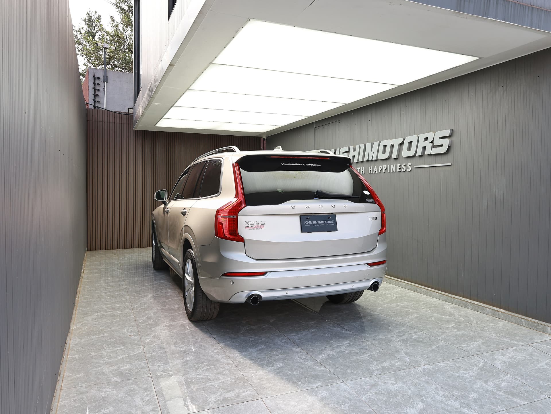 2017 Volvo XC90 T5 AWD MOMENTUM image-4