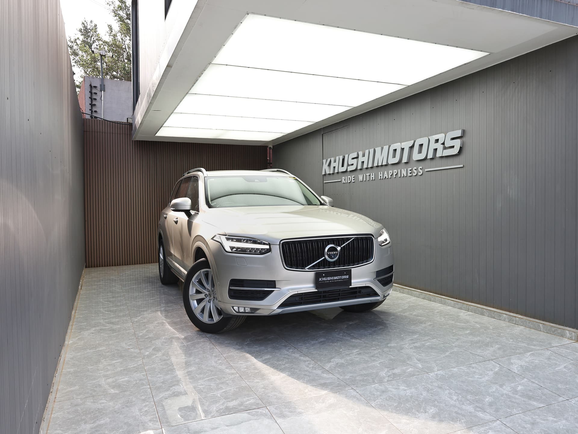 2017 Volvo XC90 T5 AWD MOMENTUM image-1