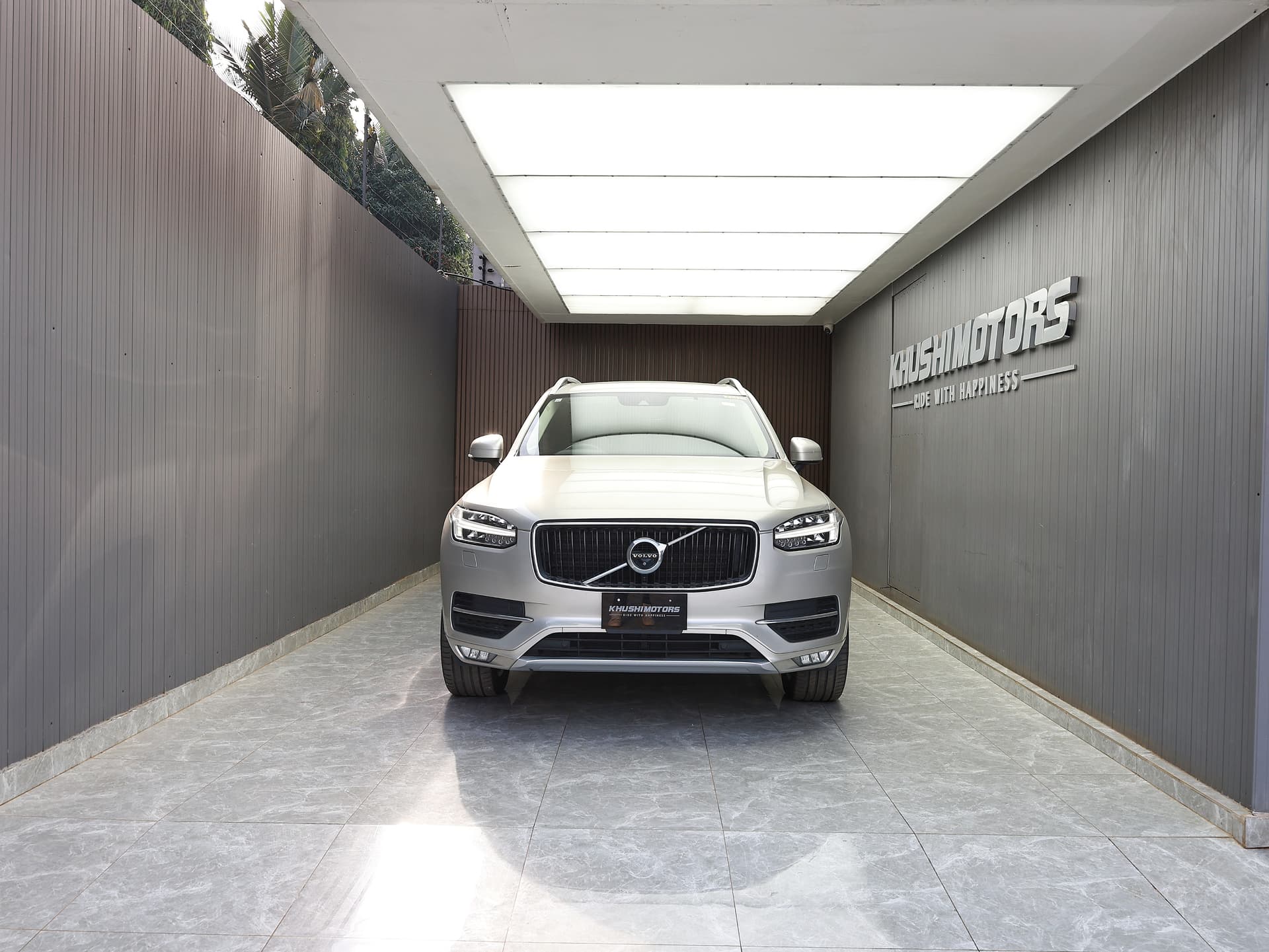 2017 Volvo XC90 T5 AWD MOMENTUM image-2