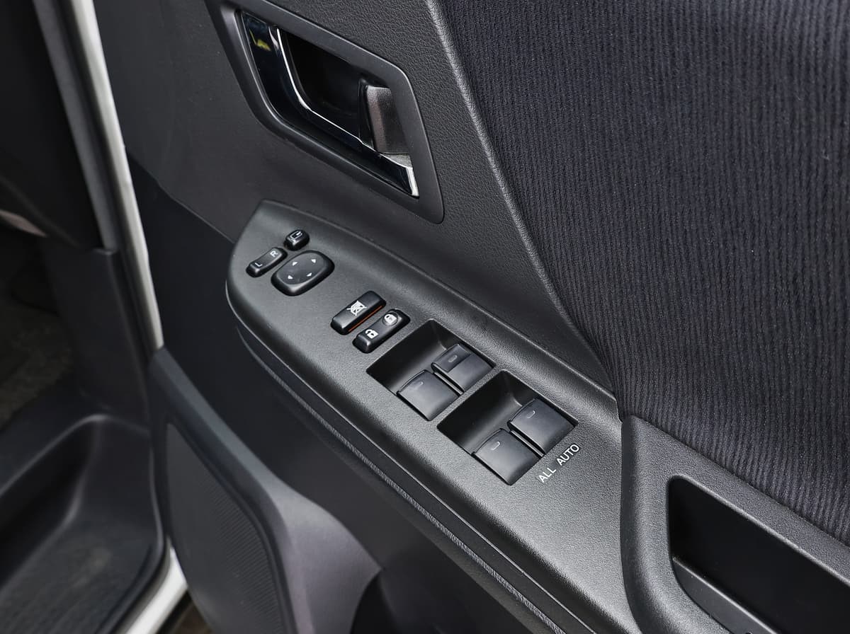 2010 Toyota Alphard 240S image-11