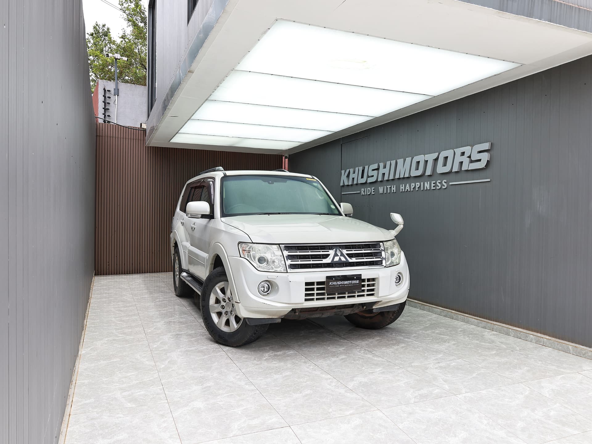 2012 Mitsubishi Pajero Exceed image-1