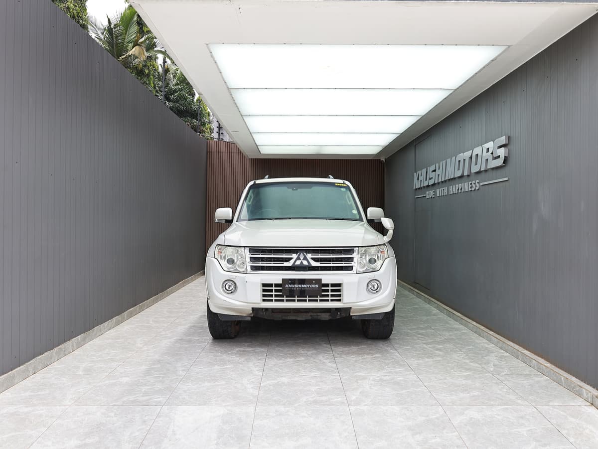 2012 Mitsubishi Pajero Exceed image-2