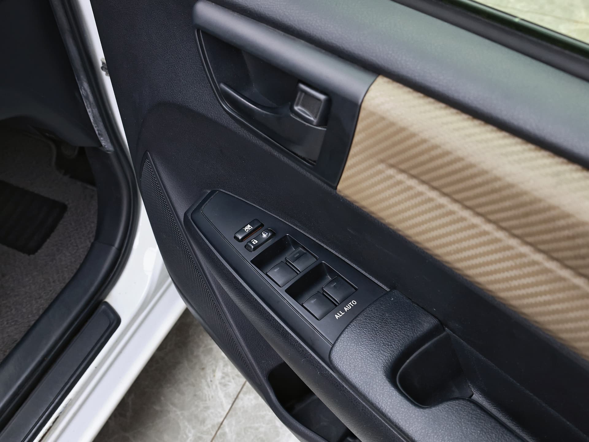 2013 Toyota Corolla Axio X image-7