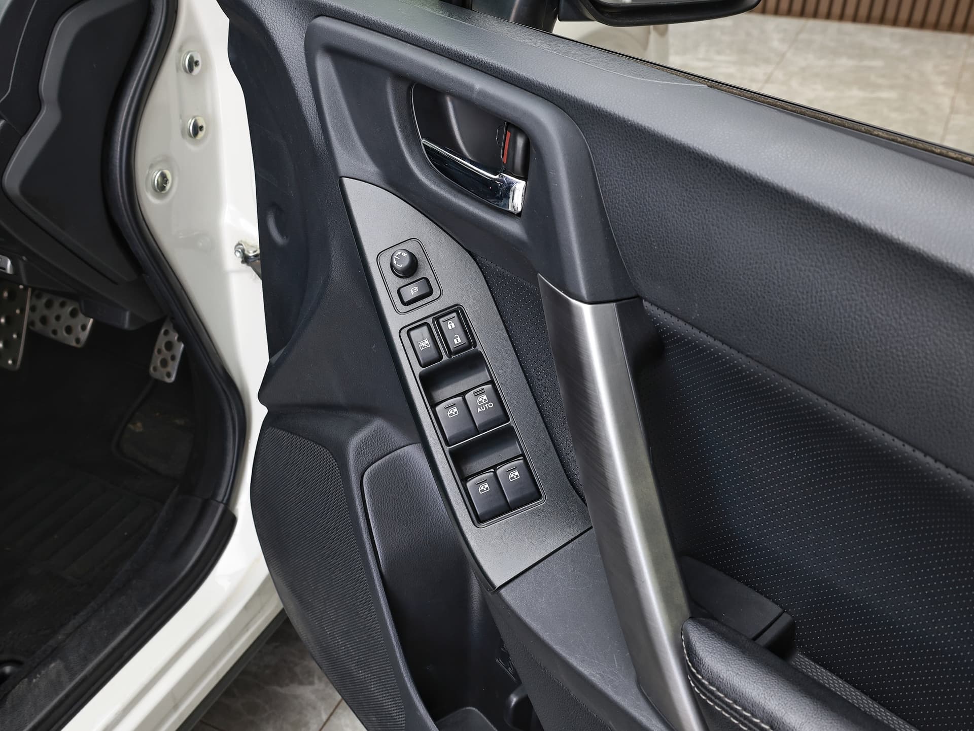 2013 Subaru Forester 2.0XT EYESIGHT image-14