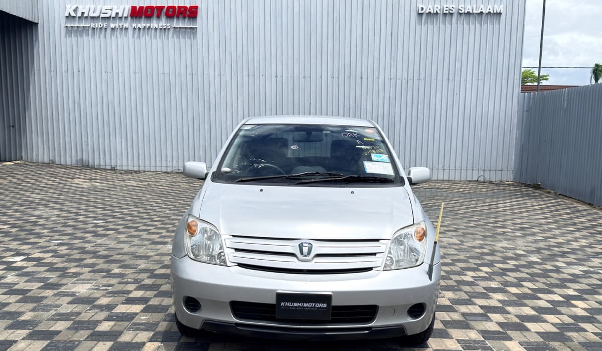 2004 Toyota IST F image-2