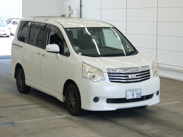 2012 Toyota Noah image-1