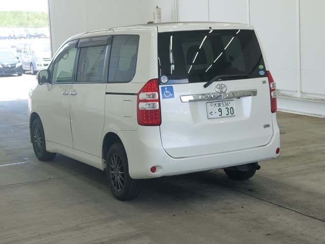 2012 Toyota Noah image-2