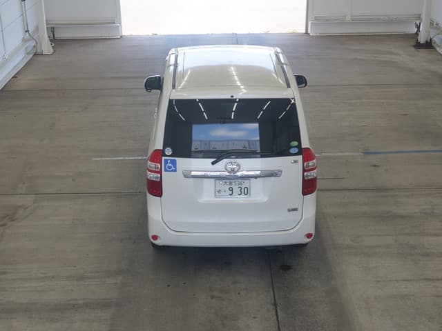 2012 Toyota Noah image-3