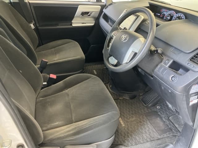 2012 Toyota Noah image-5