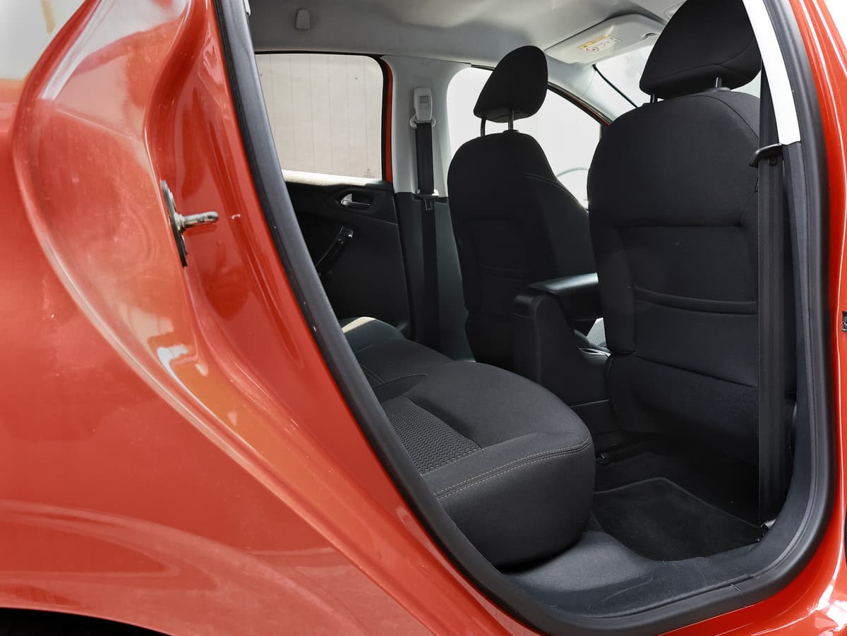2016 Peugeot 208 Allure image-12