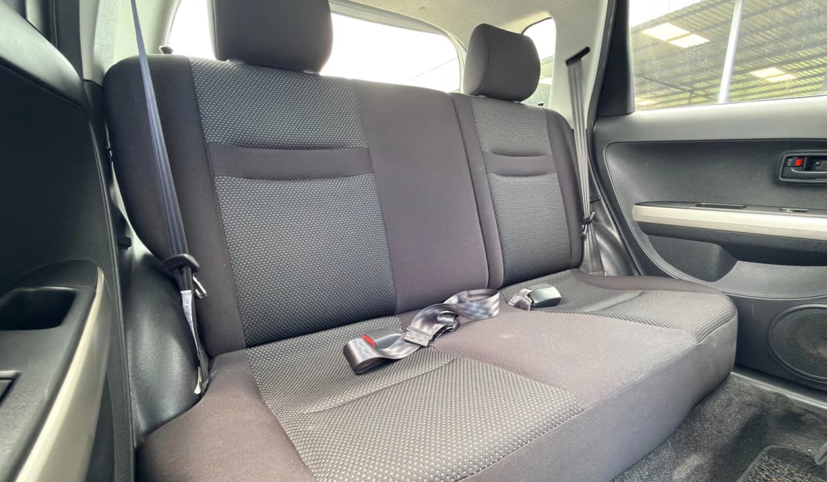 2004 Toyota IST F image-9