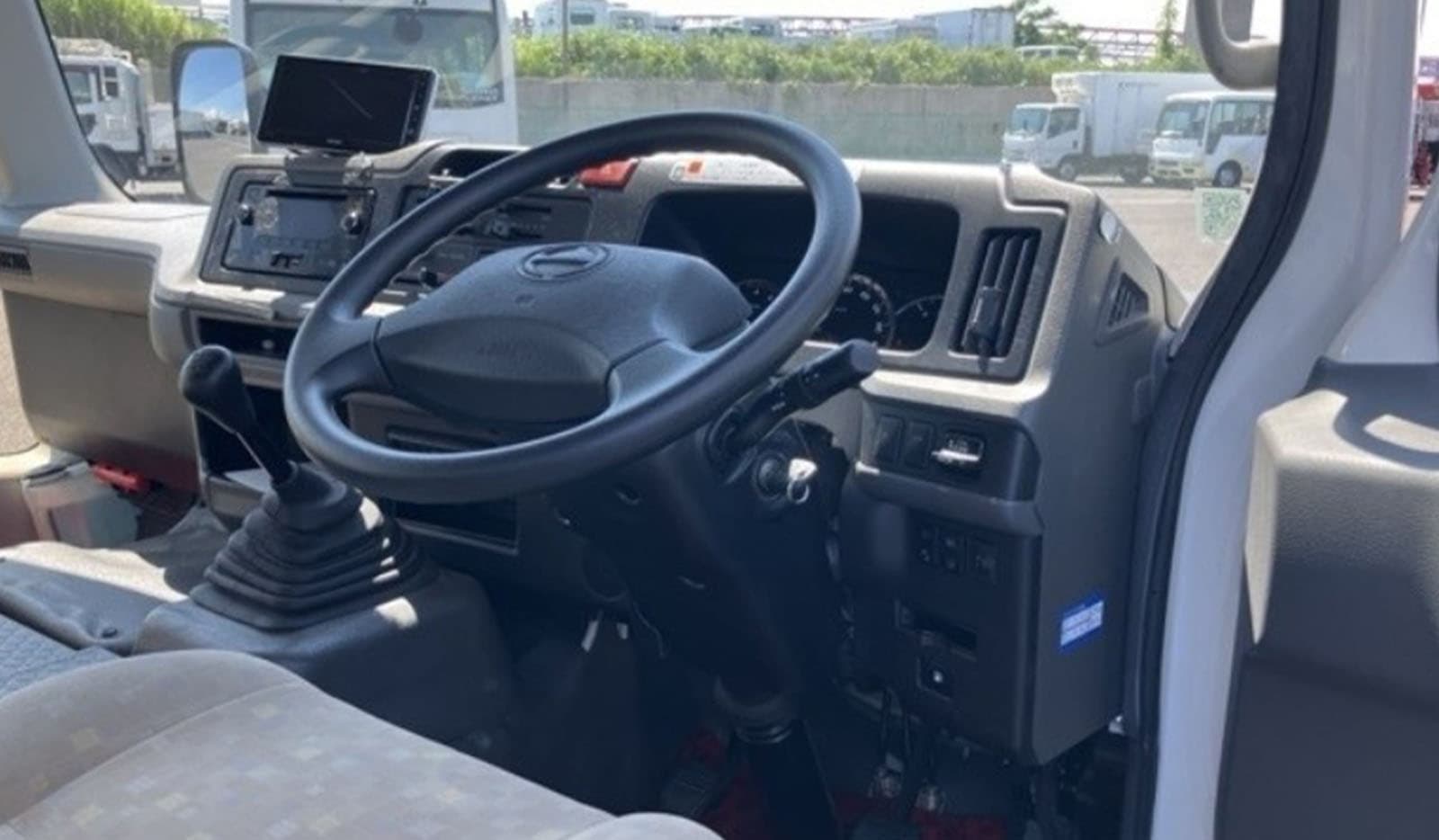 2019 Hino Liesse Ii 2-Door Bus image-3
