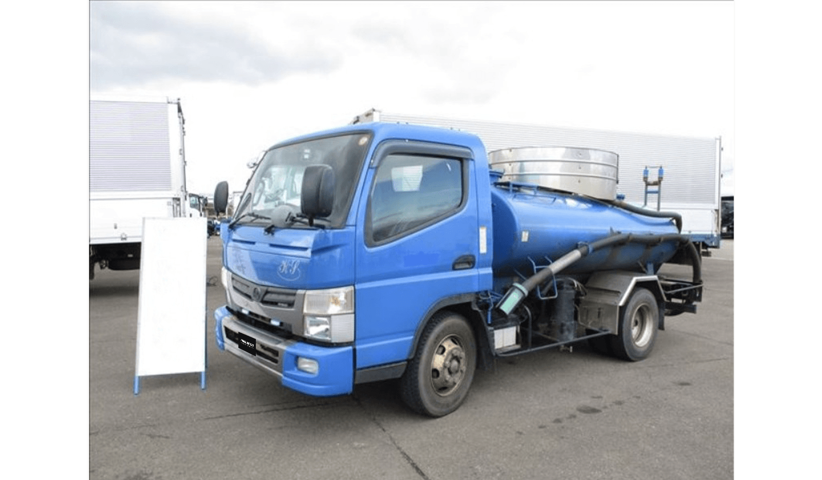 2019 Nissan Condor Vacuum Truck image-1