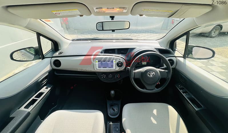 2012 Toyota Vitz image-12