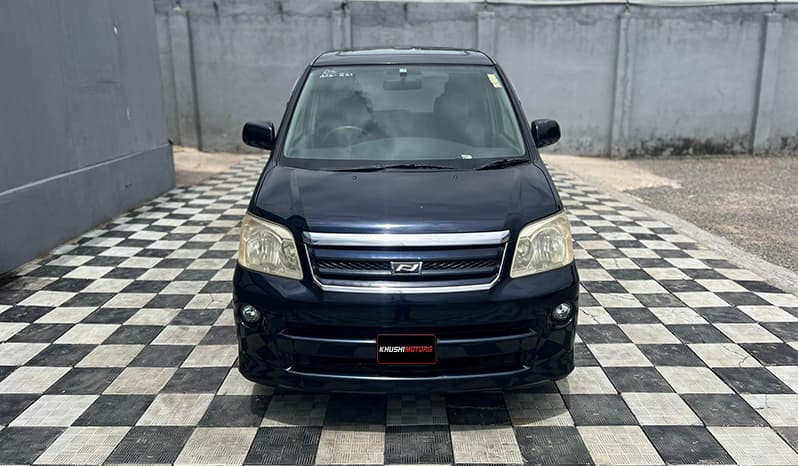 2005 Toyota Noah image-1