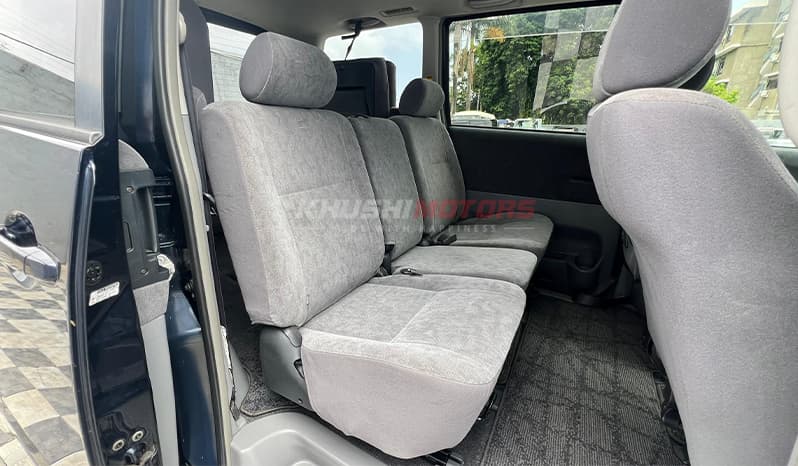 2005 Toyota Noah image-11