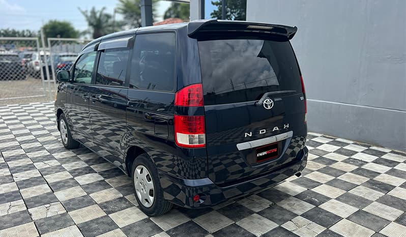 2005 Toyota Noah image-13