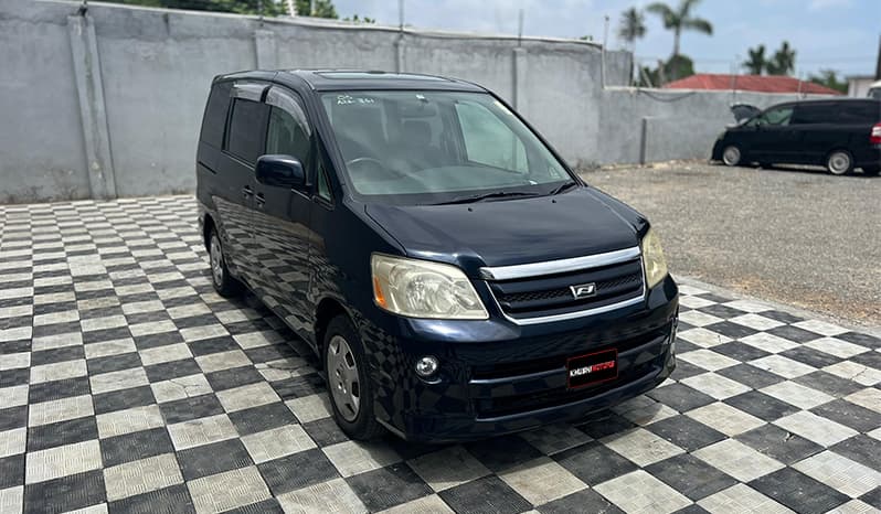 2005 Toyota Noah image-14