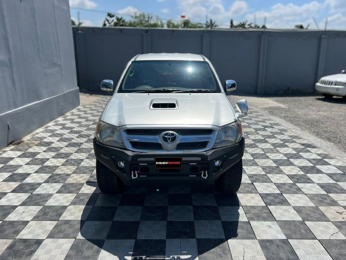 2005 Toyota Hilux Double Cab image-1