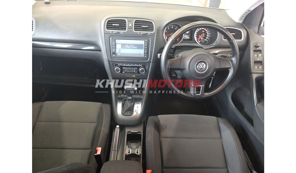 2010 Volkswagen Golf image-6