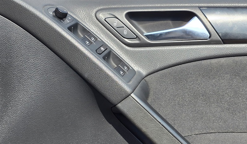 2010 Volkswagen Golf image-10
